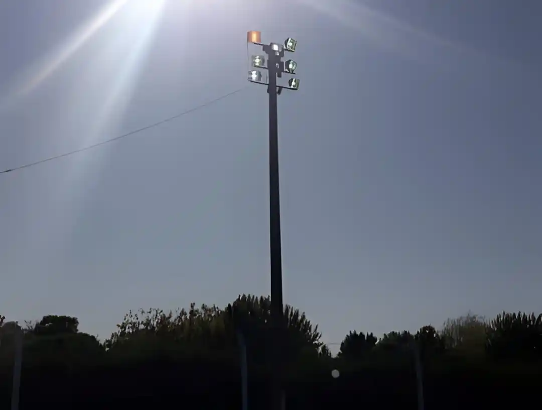Una de las luminarias que tiene el predio del club talense.