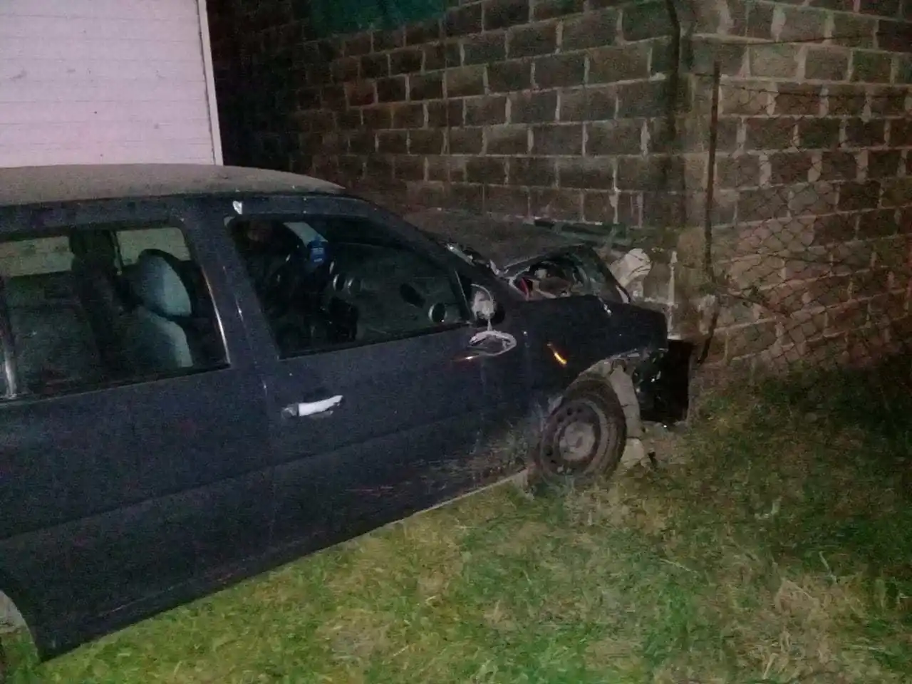 Un auto chocó contra un galpón en Totoras: un herido