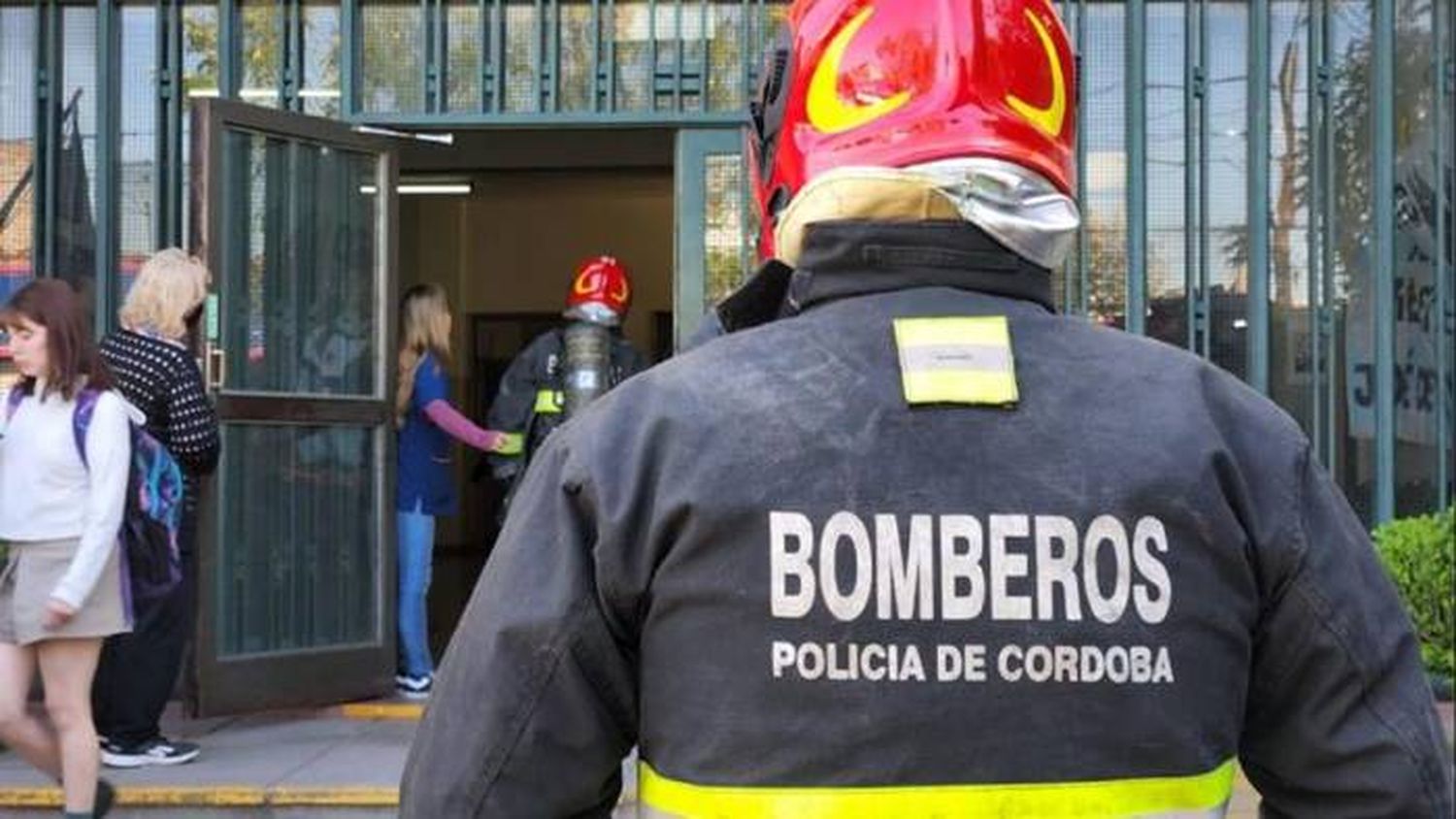 Un experimento generó una explosión en un colegio