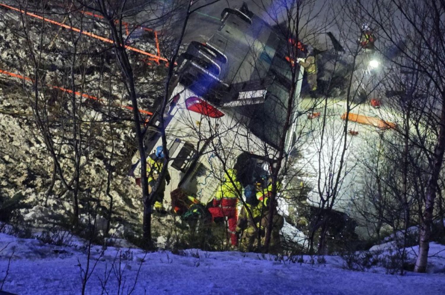 Los bomberos y equipos de rescate en el lugar del accidente en el lago Hadsel, Noruega.