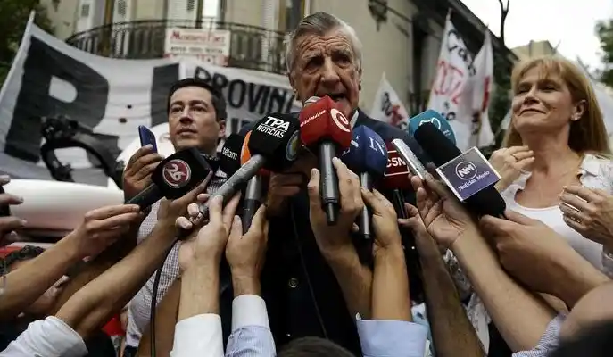 Gioja hizo un acto en la esquina de la sede del PJ y apuntó contra el Gobierno