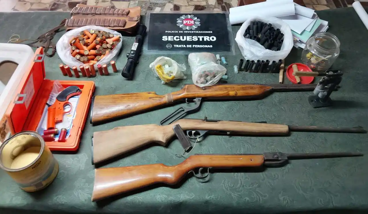 Rescataron a 42 personas en situación de explotación laboral y secuestraron armas, dinero y documentación - 8