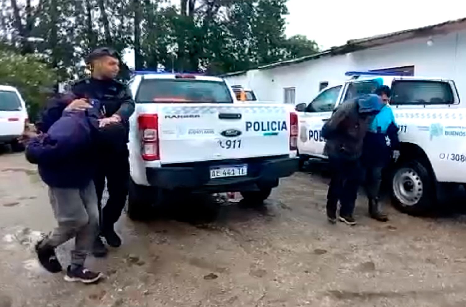 Se trenzó en lucha con dos ladrones a los que vio dentro de su casa