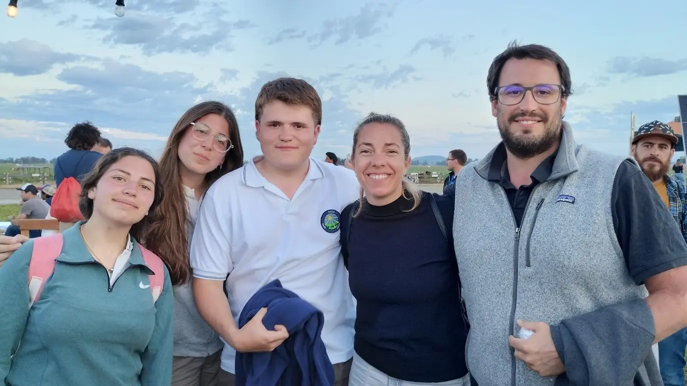 Estudiantes de séptimo año de la EATA, acompañados por la médica veterinaria Florencia Morales y el ingeniero Francisco Genisio, participaron de “Tranqueras Abiertas Full Day” en el establecimiento La Colorada