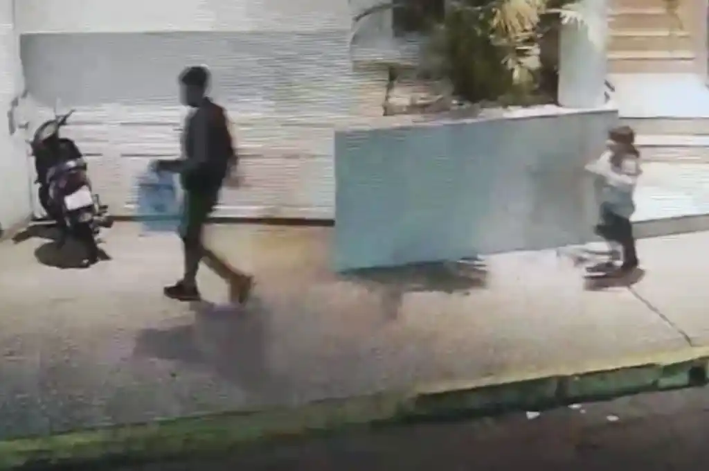 El ladrón sustrajo varios objetos de las bauleras de dos motocicletas estacionadas frente al edificio.