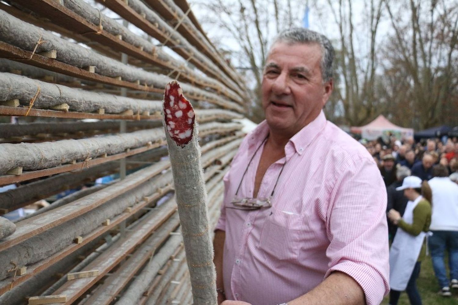 Para alcanzar esta hazaña, un equipo de 14 personas se ha puesto manos a la obra, comprometidos en crear un salame que rompa el récord y quede en la historia.