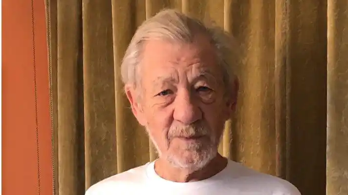 Ian McKellen presume que es la primera celebridad en ponerse la vacuna contra el coronavirus