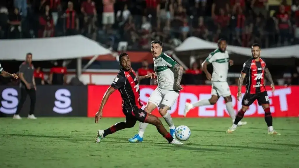 “Emma” Martínez, titular en la goleada de Vitória