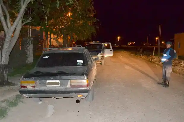 Los vieron sospechosos, los persiguieron y al detenerlos agredieron a un policía