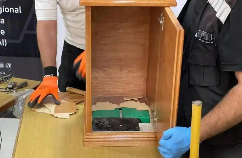 La droga estaba escondida en un doble fondo de los muebles.