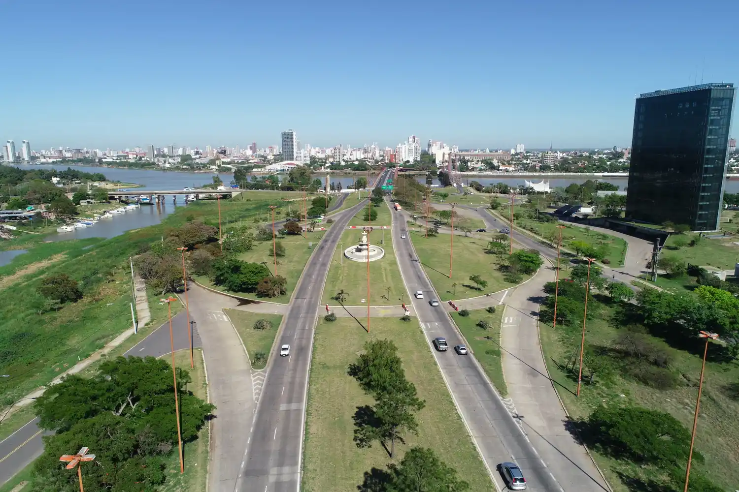 Dos hombres se le acercaron a la altura de la Fuente de la Cordialidad.