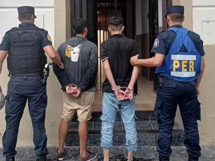 Detienen a dos hombres tras intentar ingresar a viviendas en Victoria