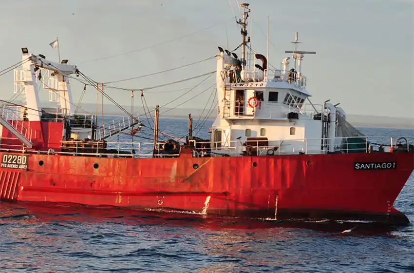 Un pesquero de último paso por Mar del Plata, en aislamiento en las costas de Puerto Madryn