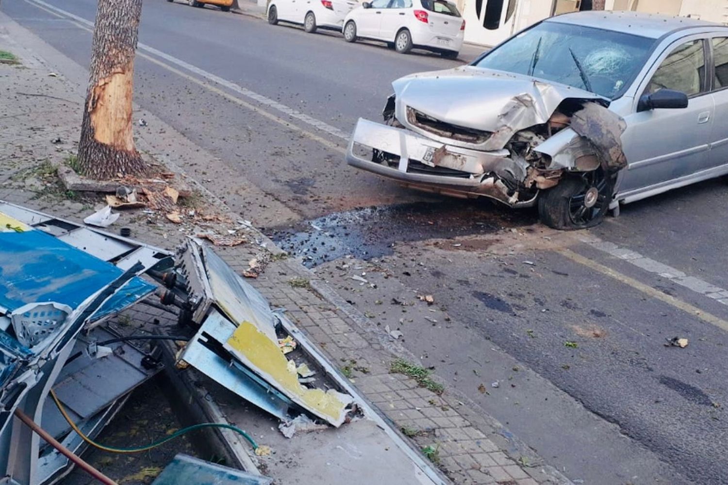 Fuerte choque de un automóvil contra un gabinete eléctrico en zona sur