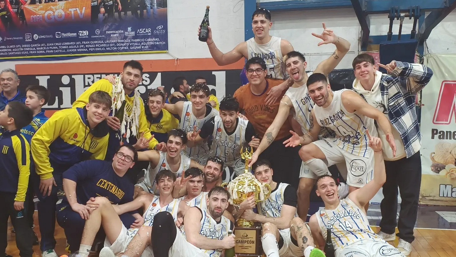 La Fiebre bien alta... otra vez. Es el cuarto torneo que gana Centenario en los últimos cinco jugados. Foto: Fabián Gallego.