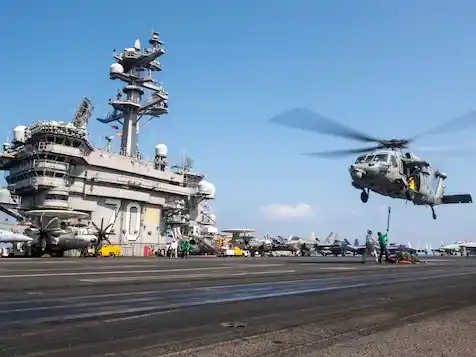 Esta imagen publicada por la Armada de Estados Unidos muestra un helicóptero MH-60S Sea Hawk sobre el portaaviones USS Carl Vinson mientras opera en Oriente Medio, el 12 de abril de 2025.