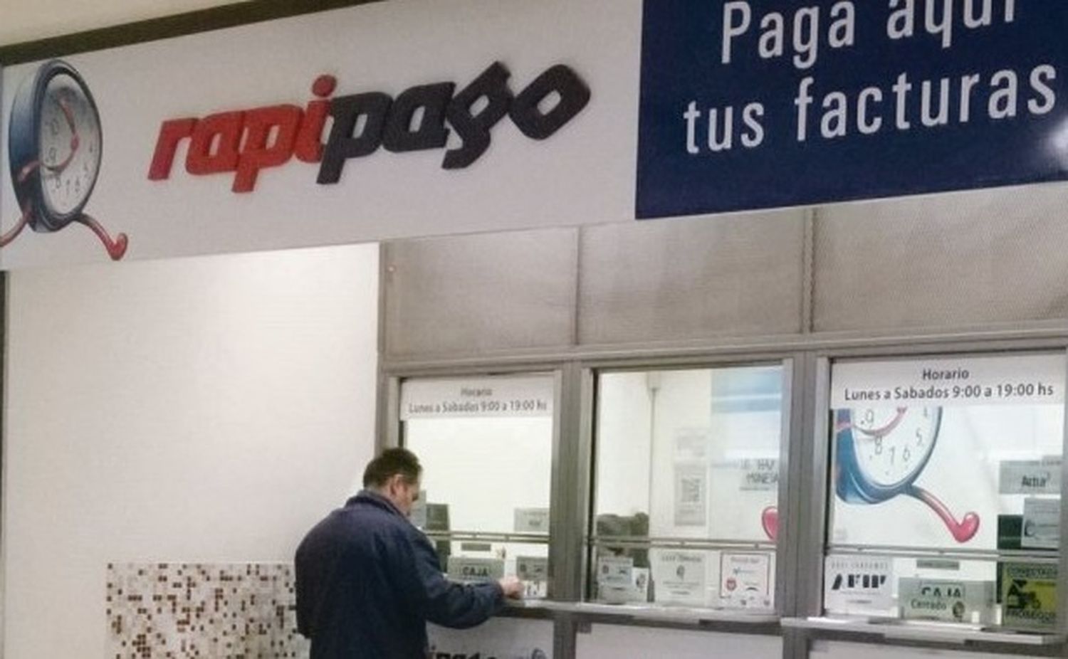 Pagar las boletas de servicios en efectivo empezaría a tener un costo extra
