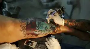 Los riesgos ocultos de los tatuajes…