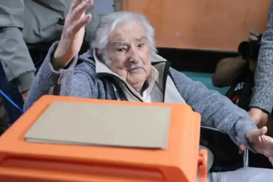 Uruguay elige al sucesor de Lacalle Pou: "Pepe" Mujica fue a votar y criticó al Gobierno de Milei