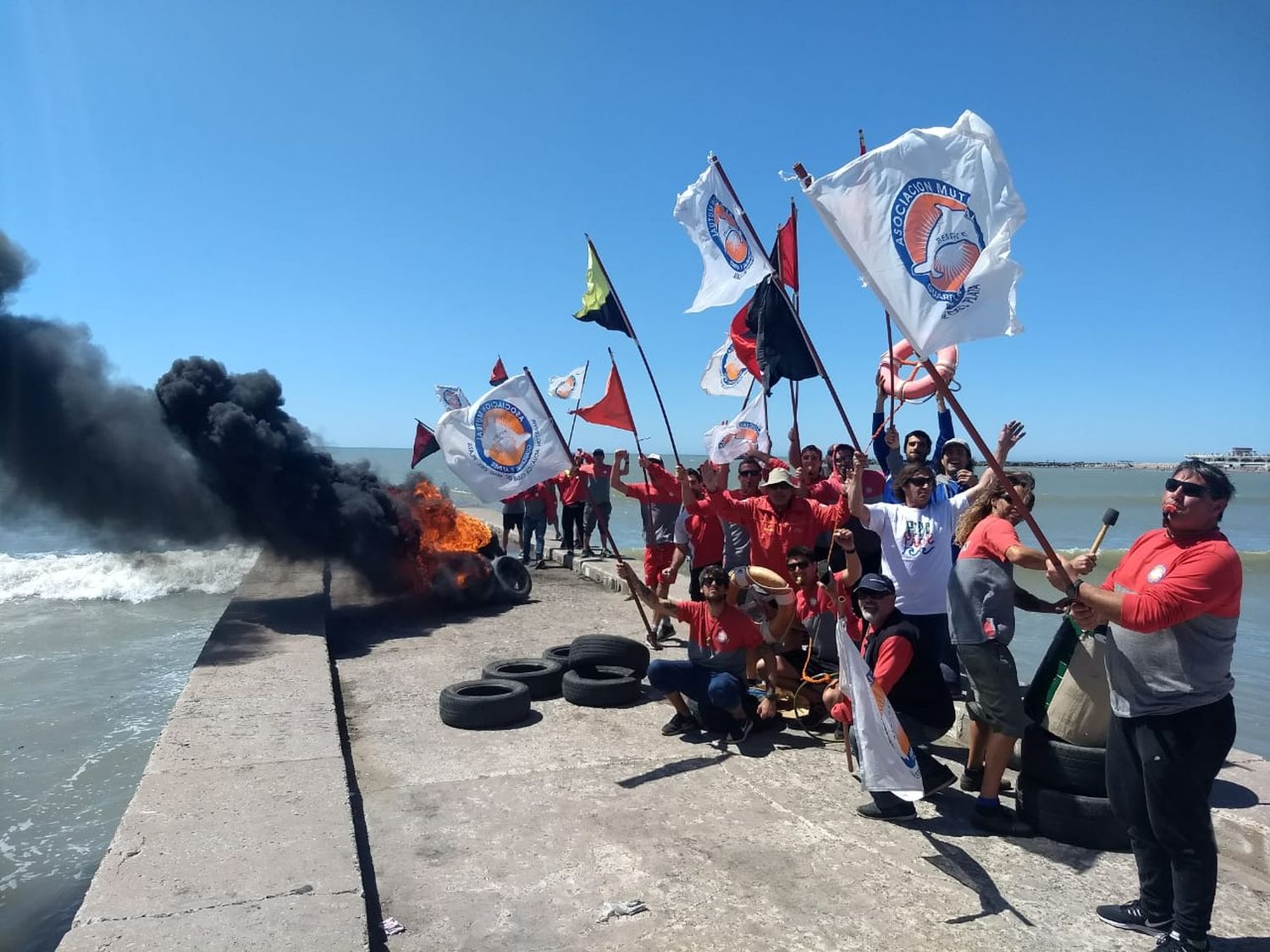 Guardavidas intensifican medidas y queman neumáticos en la escollera