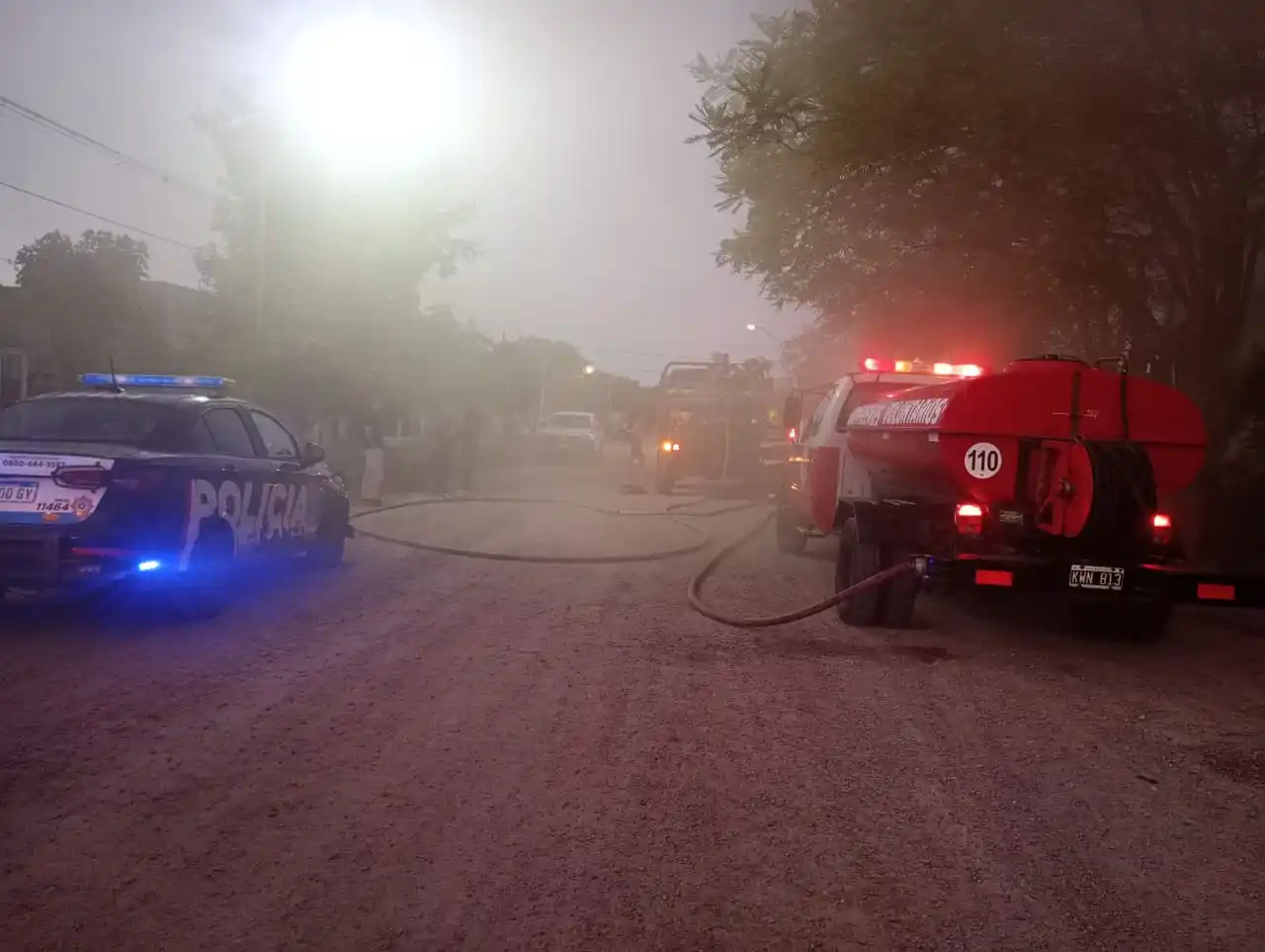 Tres dotaciones de bomberos intervinieron en un incendio que destruyó parte de una vivienda en San Cristóbal