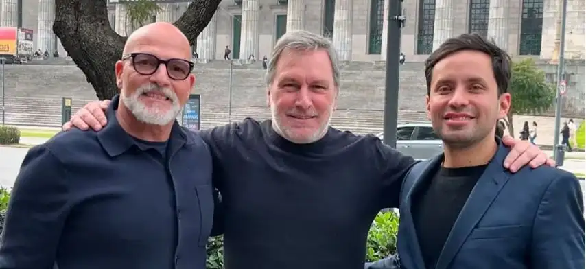 Guillermo Panizza junto a Erik Manuel Cabrera Castedo y Sergio Papier, los médicos que le salvaron la vida (Instagram)