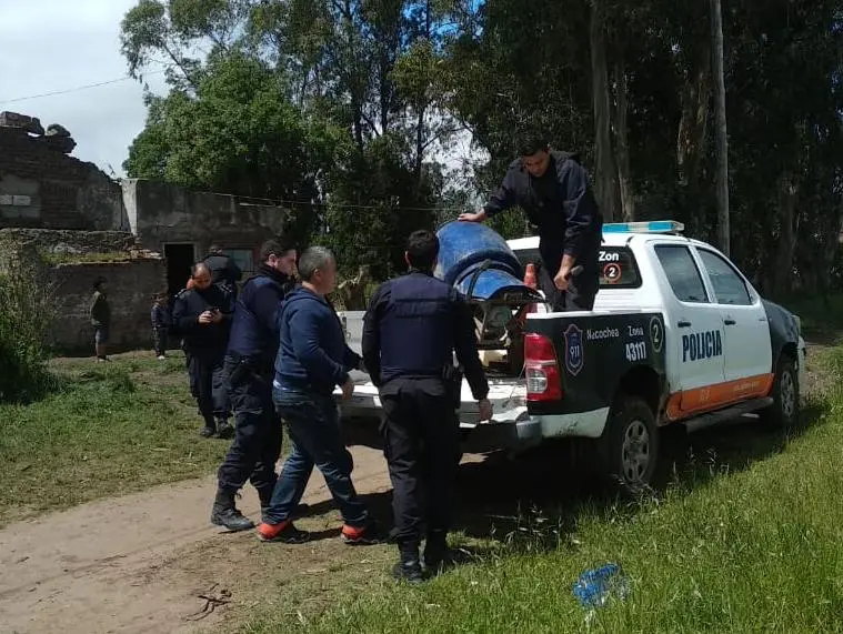 La Policía recuperó una máquina oculta en un terreno baldío