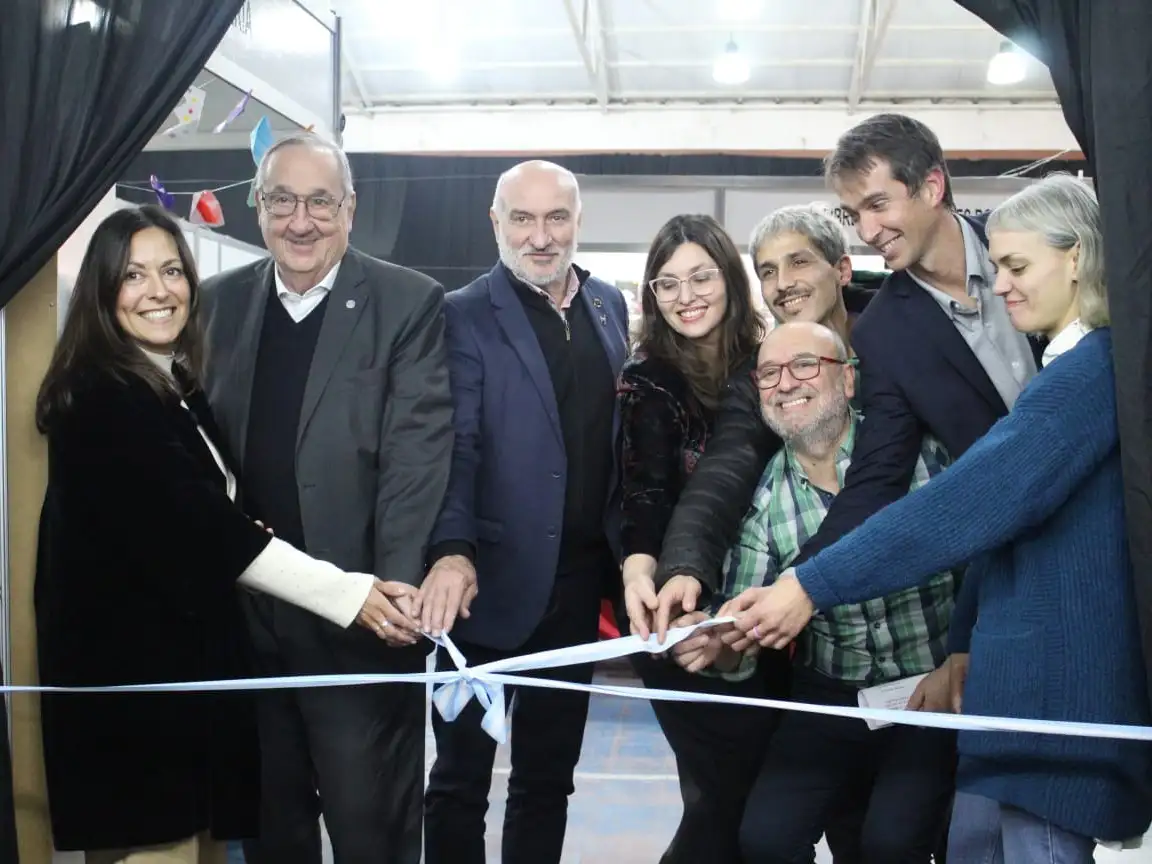 El corte de cinta entre todos los organizadores de la 20ma edición de la Feria del Libro.