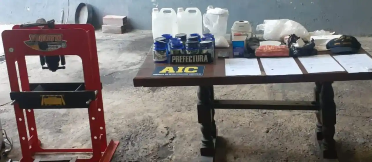 8 detenidos en 18 allanamientos por drogas en Rosario, Santa Fe y San Javier