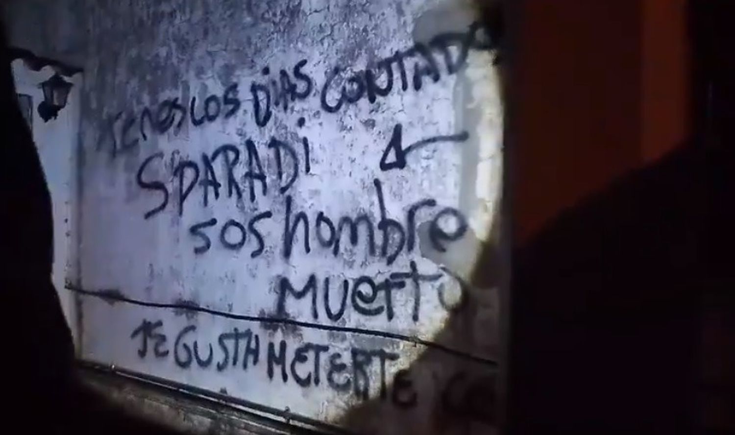 Una de las paredes de la vivienda fue vandalizada