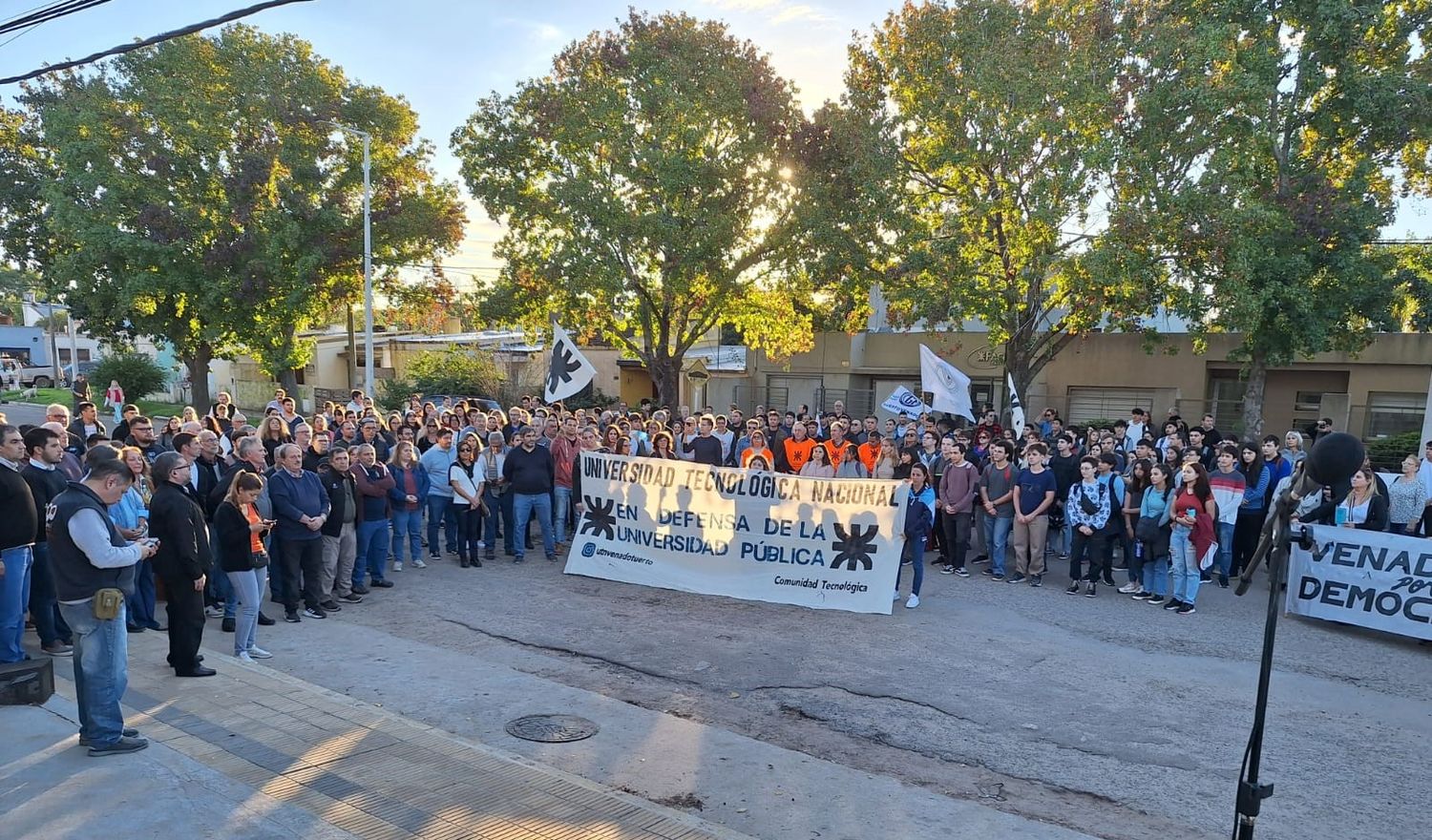 Cientos de manifestantes se expresaron en Venado Tuerto en apoyo a la Universidad Pública, gratuita y de calidad. Foto: Sur24