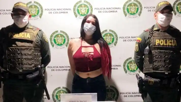 ¡SIN PIEDAD! venezolana apuñala al novio y a la amante en una plaza de Santa Marta, Colombia