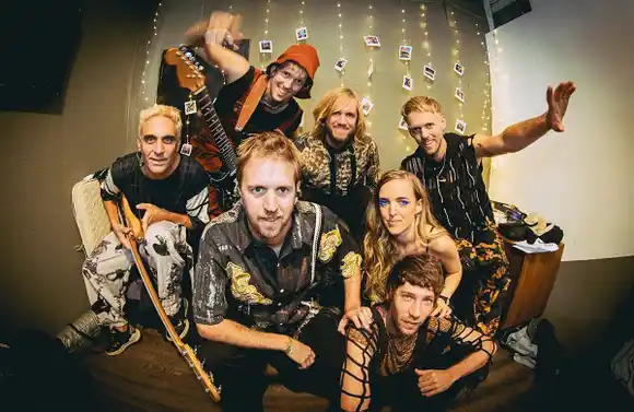 “Letras de grupo de autoayuda”: la crítica en Clarín a El Plan de la Mariposa