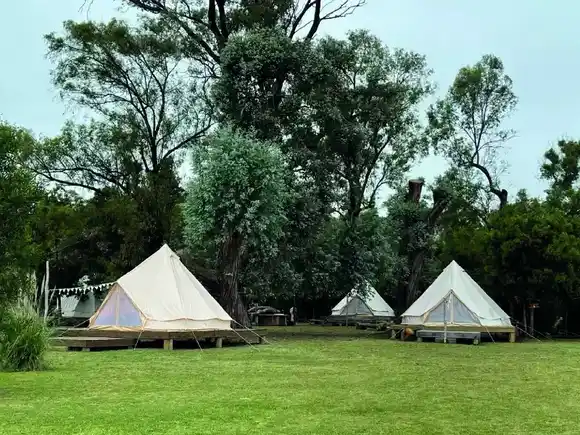Dormir bajo las estrellas en el Refugio Natural Glamping de Lobos: Una escapada distinta a 100 km de Capital Federal