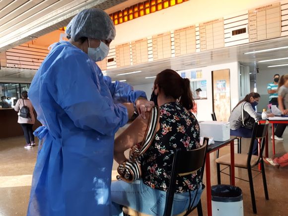 Continúa la vacunación contra el coronavirus: cómo fue la primera jornada en la que se aplicaron 654 dosis