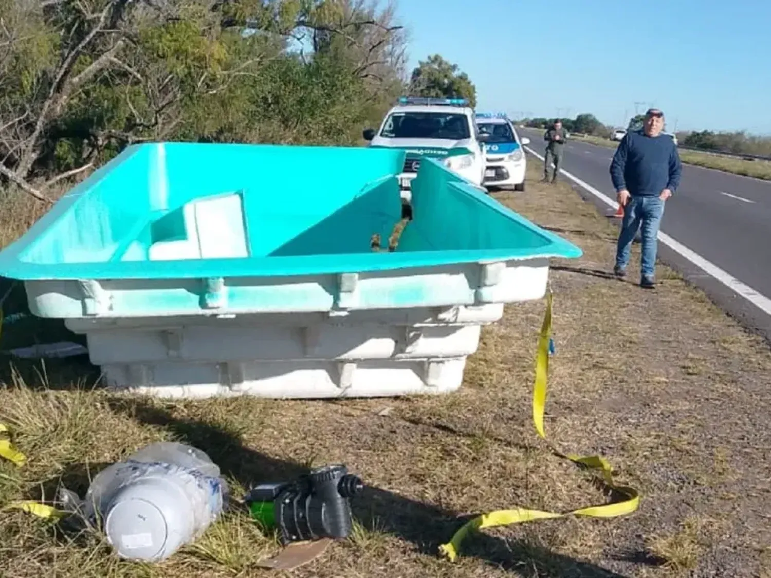 Ruta 12 :una pileta cayó en plena ruta y generó un insólito accidente
