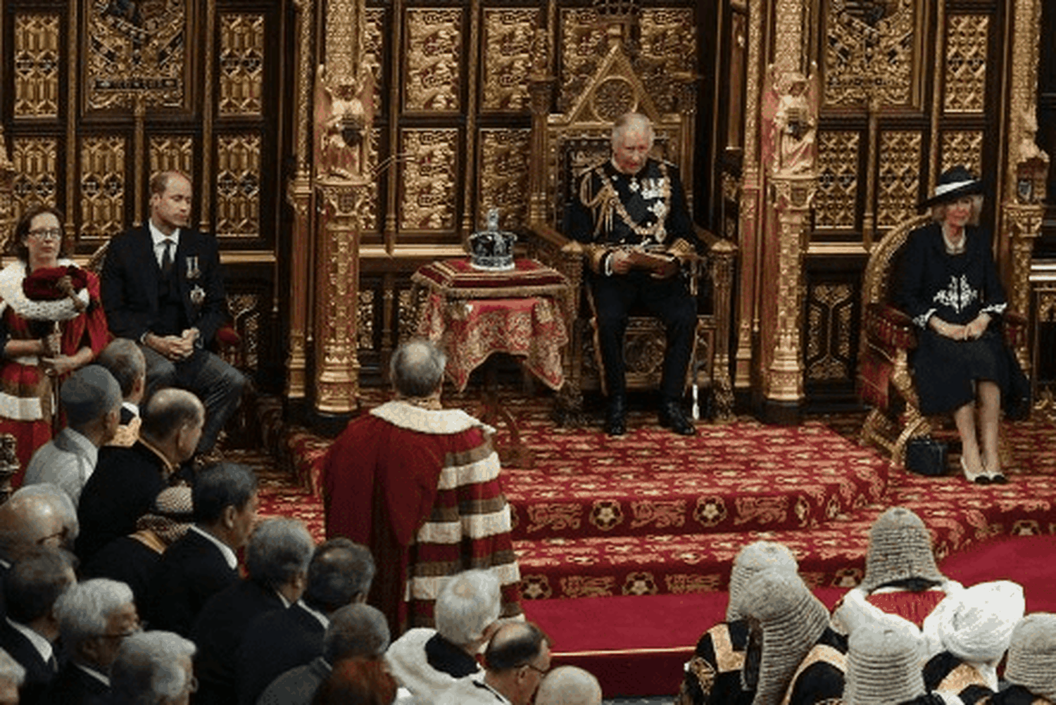 Willian y Camila acompañaron al príncipe Carlos. Foto AFP