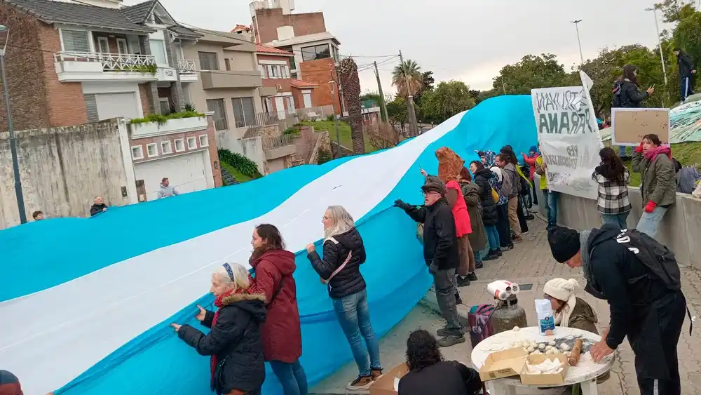 El Pueblo persiste contracorriente