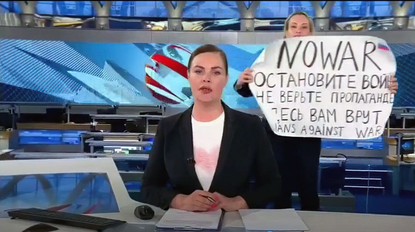 Rusia condenó a la periodista que protestó en vivo por la guerra en Ucrania