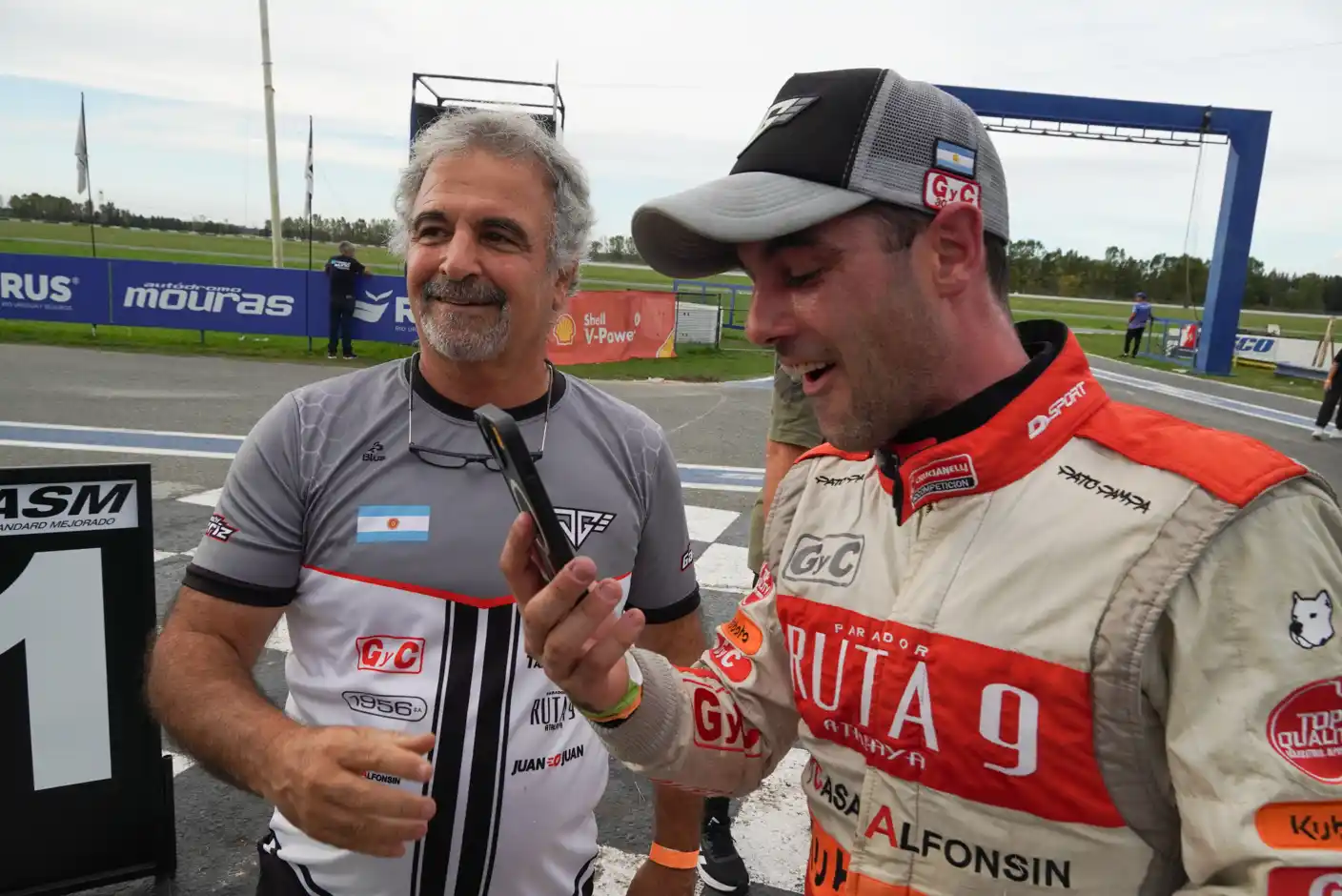 Padre e hijo en el autódromo Roberto Mouras de La Plata
