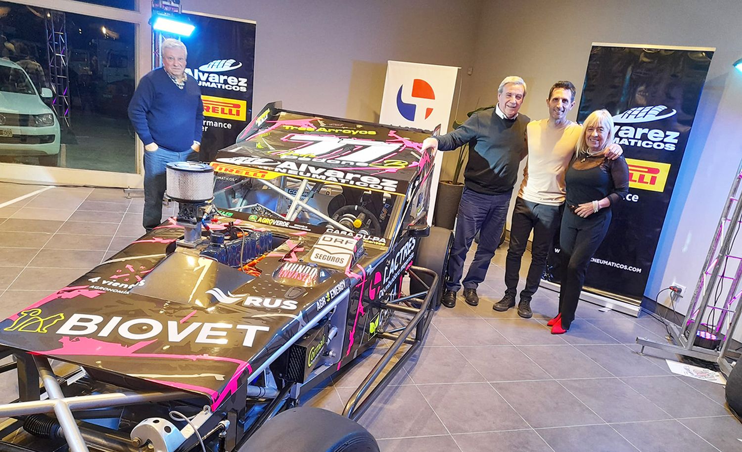 Impecable. La presentación del Ford que conducirá el juvenil Federico Pedone, que recibió a sus amigos. Con el Javier Zabala en un momento pleno de felicidad