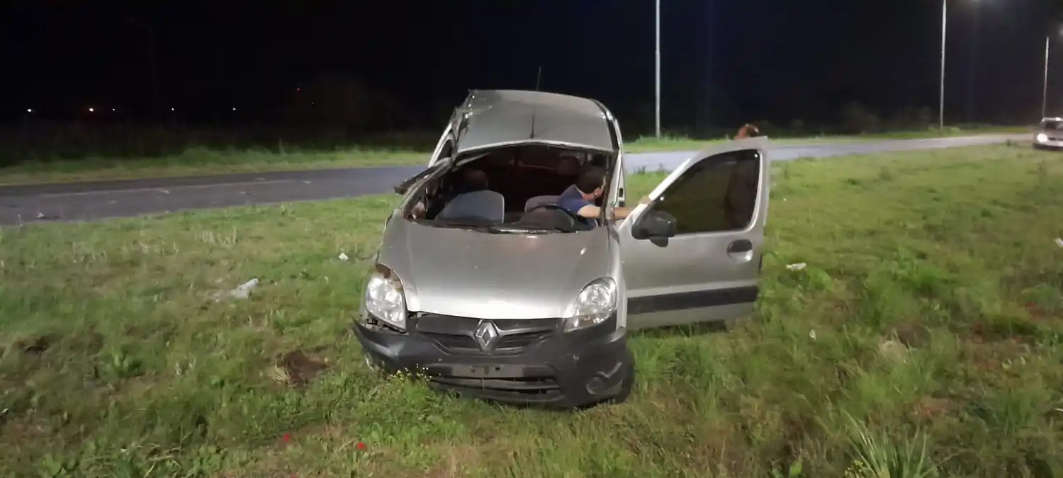 Accidente en la Rotonda del Parque Industrial: volcó espectacularmente un utilitario