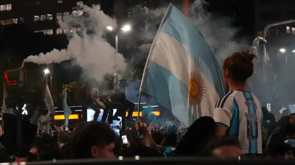 ¿Alguna vez te has sentido solo?: La emocionante crónica de un inglés que vio el partido entre 150.000 argentinos