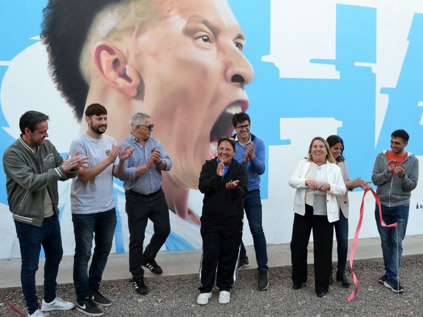 Emotiva inauguración del mural en homenaje a Lisandro Martínez