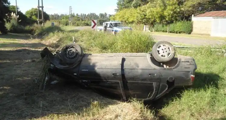 Una mujer despistó en su auto sobre la Curva de la Muerte