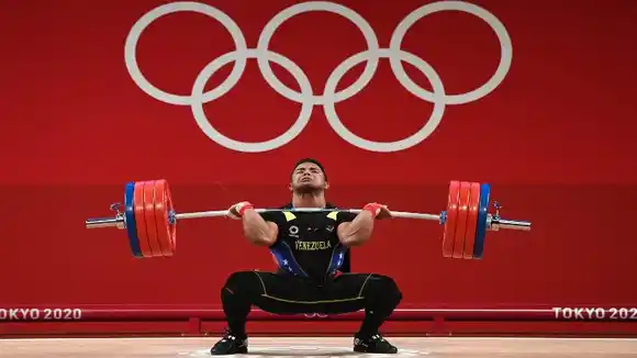 ¡ORGULLO VENEZOLANO! el pesista Keydomar Vallenilla gana la medalla de plata en Tokio 2020