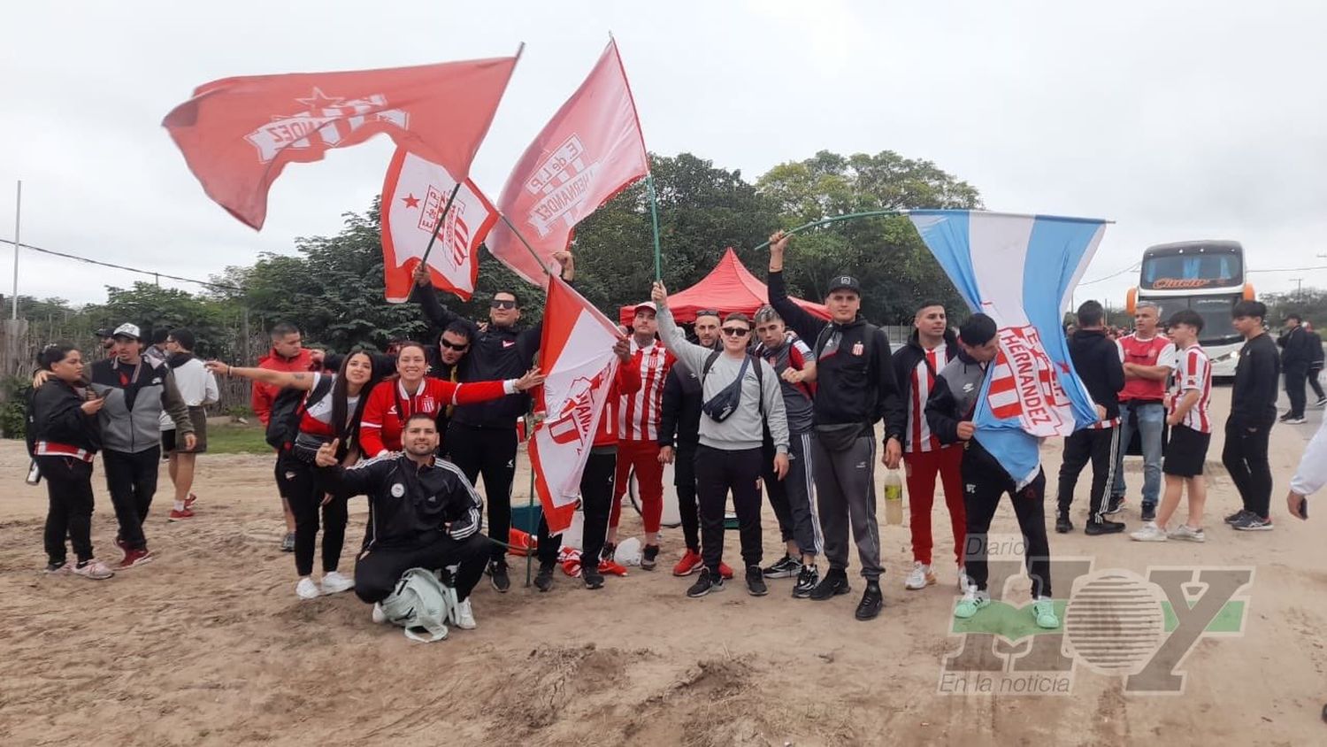 Una multitud viajó de La Plata a Santiago para acompañar a Estudiantes en su ilusión por ser el sexto club más ganador