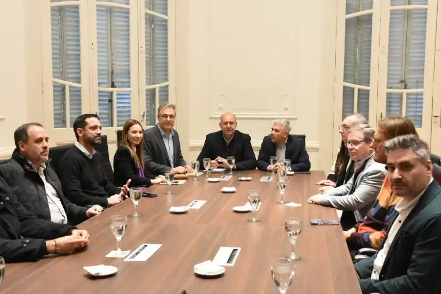 Omar Perotti y Luis Castellano se reunieron con autoridades del Centro Comercial