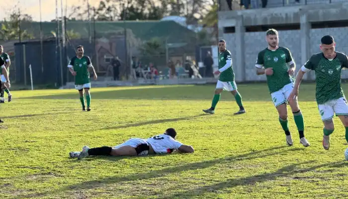 Escobar disputó los últimos minutos del encuentro con dos jugadores menos.