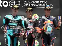 Perrone en el tercer escalón del podio en Tailandia junto a Almansa y Quiles, . Foto: AP